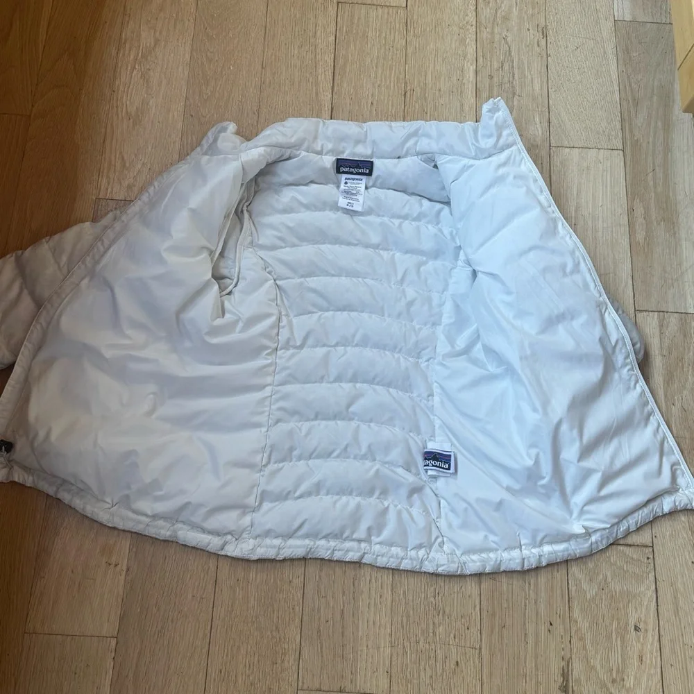 Patagonia White Puffer Jacket with Quilted Design, Pockets and Collar